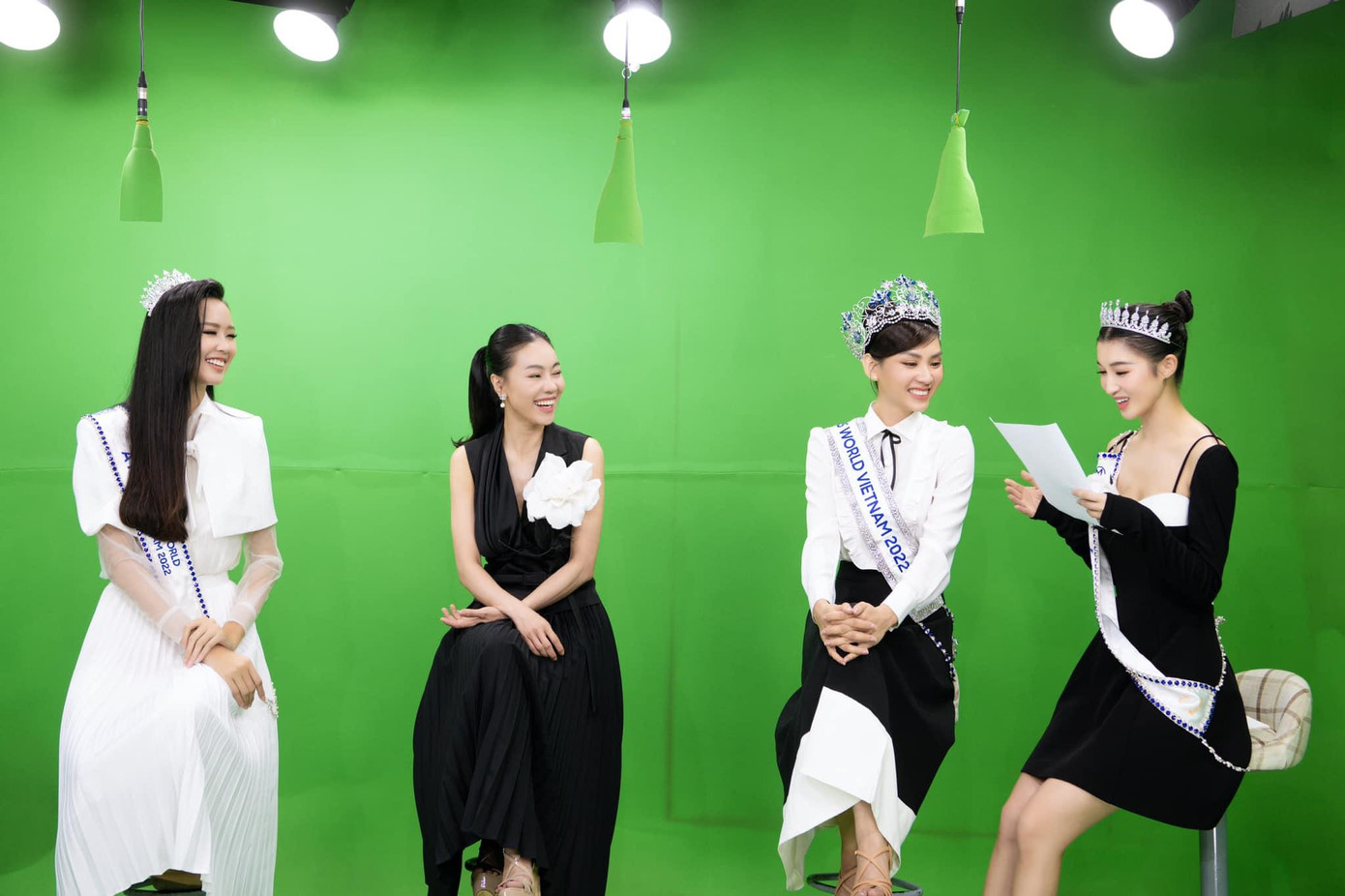 Có thể thấy ngay sau khi đăng quang, top 3 đã nhận được sự hỗ trợ từ ê-kíp chuyên nghiệp, giúp họ có một diện mạo chỉn chu mỗi lần xuất hiện.