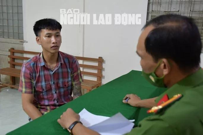 Tiến làm việc với cán bộ điều tra