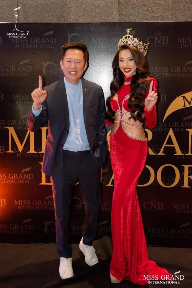 Nguyễn Thúc Thuỳ Tiên và Mr. Nawat - chủ tịch Miss Grand International đã có mặt tham dự đêm chung kết Miss Grand Ecuador 2022.