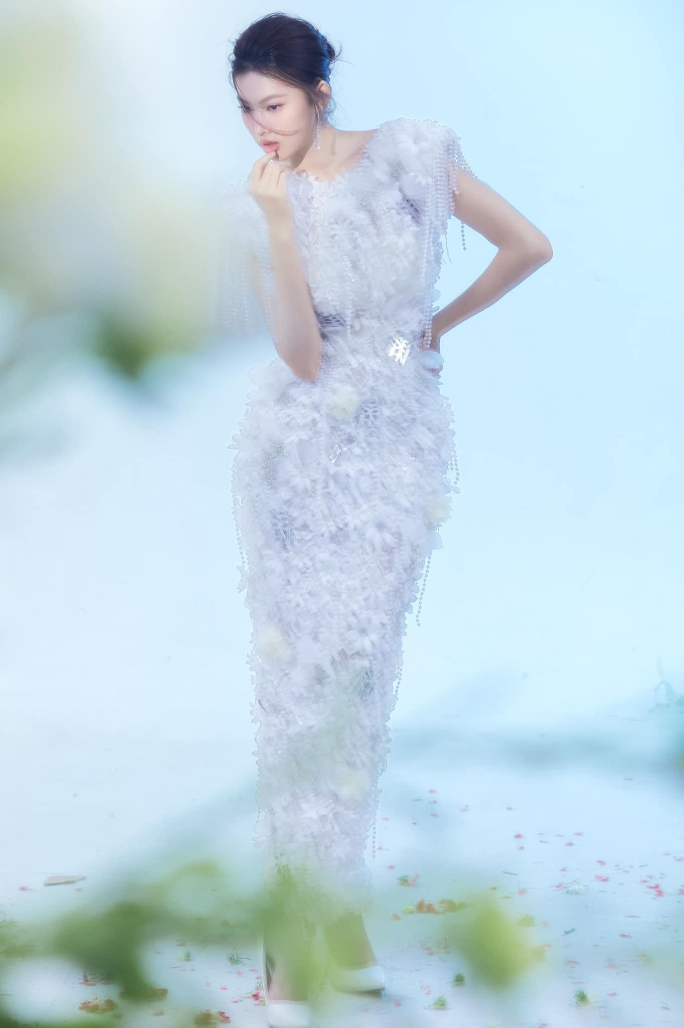 Thiết kế tôn lên vẻ đẹp mơ màng tựa 'nàng thơ' của Á hậu Việt Nam 2020.