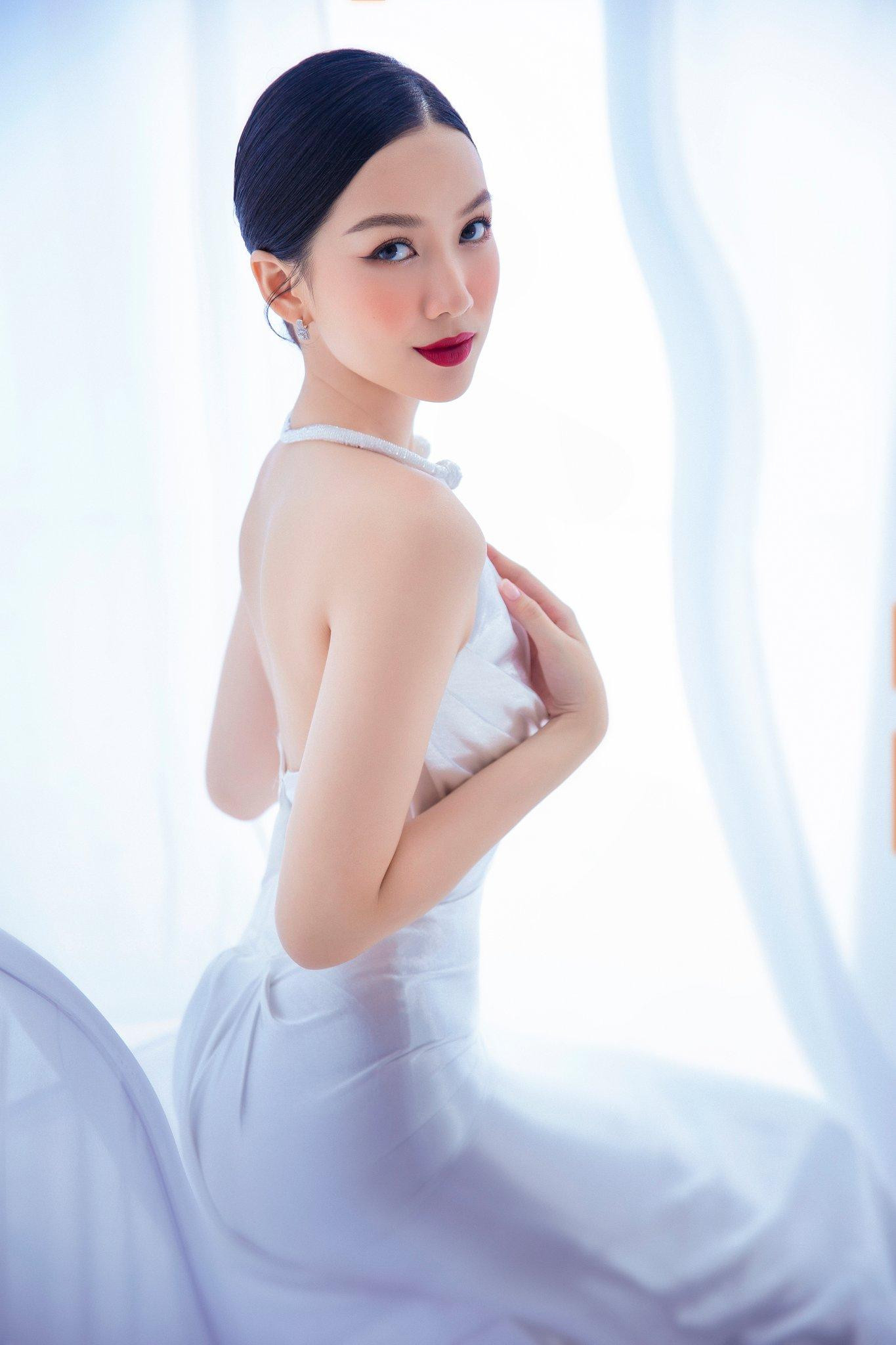 Mỹ nhân quê Đồng Nai diện váy cưới lụa kiểu cổ yếm, khoe làn da mịn màng không tì vết và nhan sắc xinh đẹp, kiêu sa.