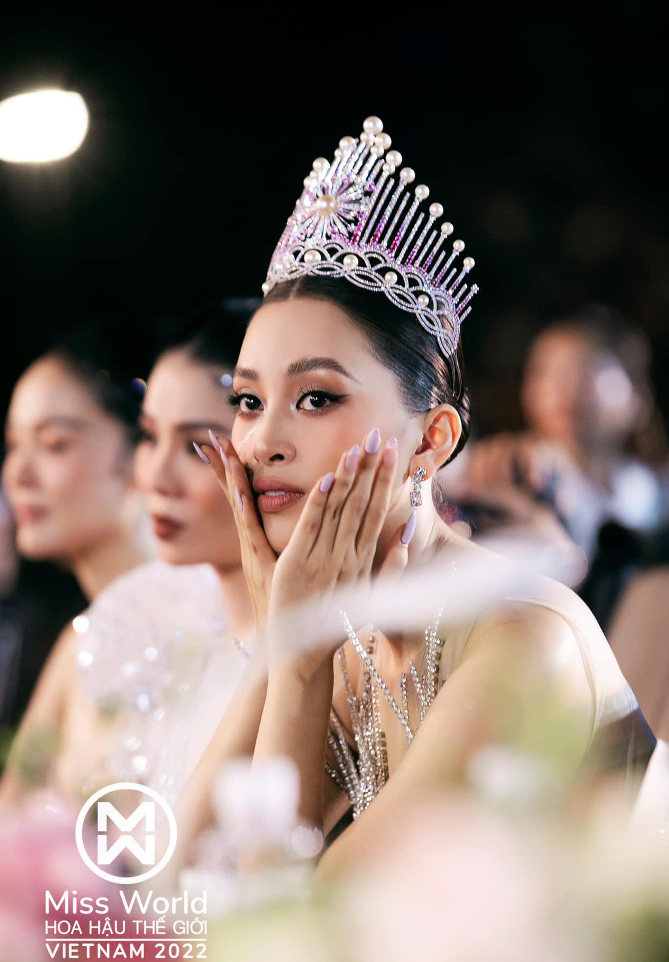 Hoa hậu Tiểu Vy cũng bần thần xúc động khi nghe Lương Thuỳ Linh trải lòng. Hoa hậu Tiểu Vy cũng bần thần xúc động khi nghe Lương Thuỳ Linh trải lòng.