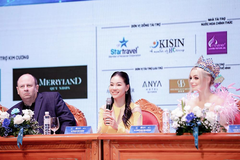 Bà Phạm Kim Dung - chủ tịch Miss World Vietnam chia sẻ tại buổi họp báo.