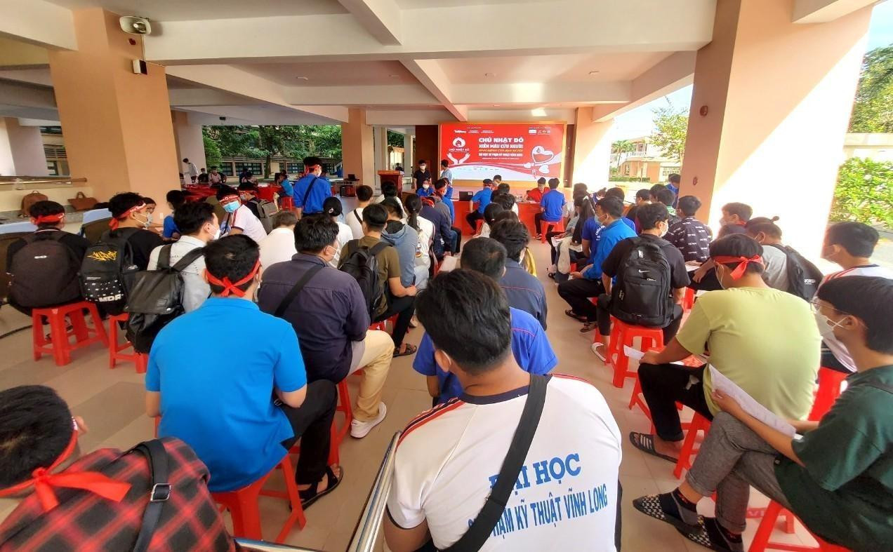 Chương trình Chủ nhật Đỏ lần thứ 14 năm 2022 tại tỉnh Vĩnh Long - Sinh viên trường Đại học Sư phạm Kỹ thuật Vĩnh Long tham gia đăng ký hiến máu.
