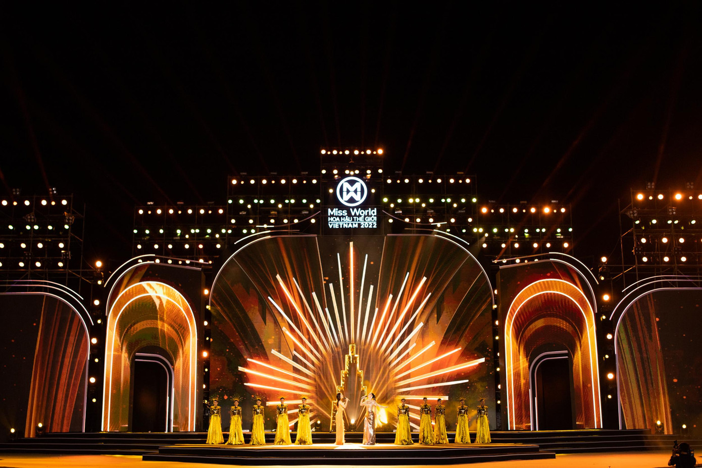 Hai người đẹp đã mang lại một màn trình diễn mãn nhãn trên sân khấu.