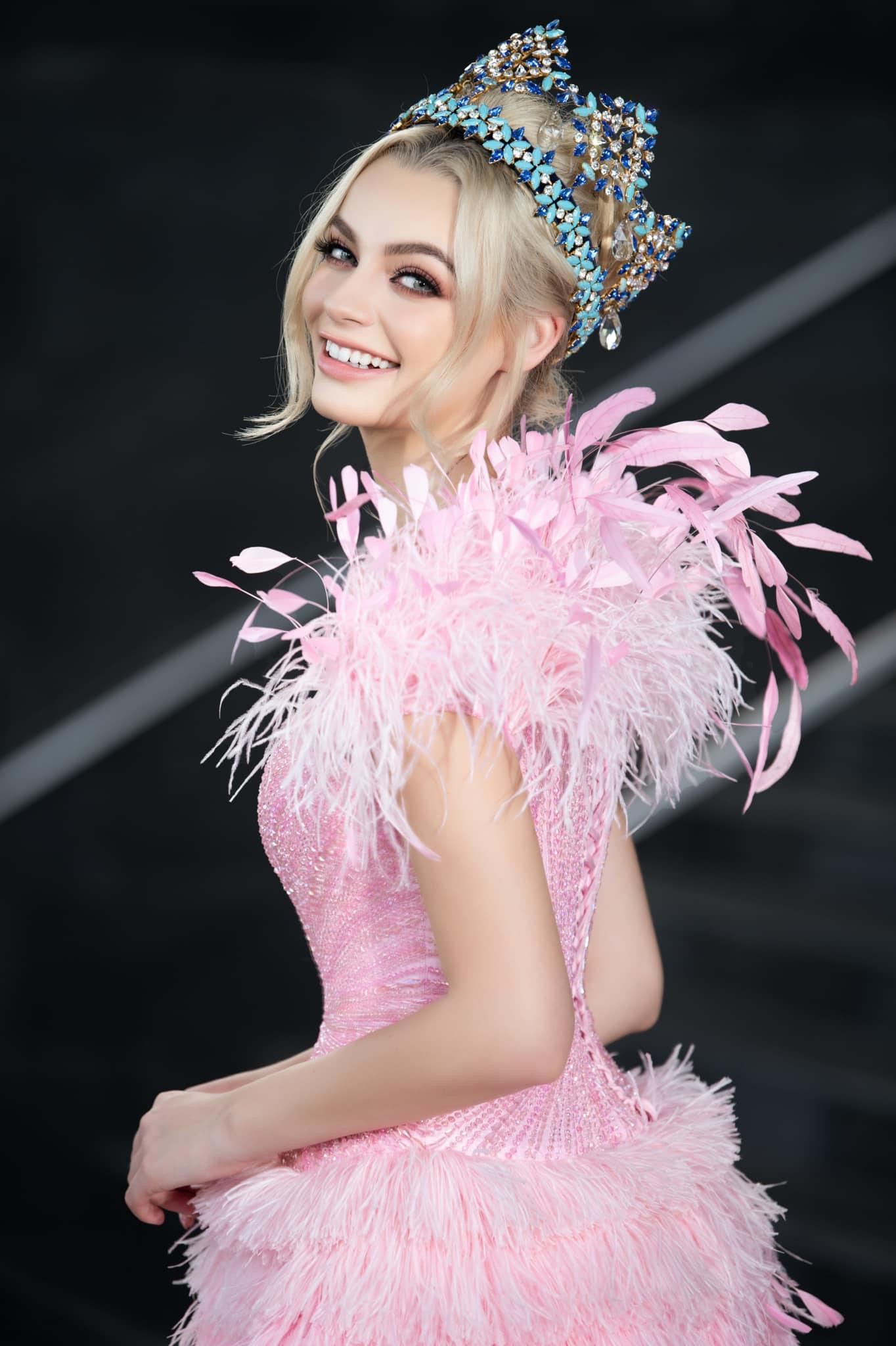 Hoa hậu thế giới 2021 Karolina Bielawski khiến công chúng choáng ngợp với nhan sắc lộng lẫy. Hoa hậu thế giới 2021 Karolina Bielawski khiến công chúng choáng ngợp với nhan sắc lộng lẫy.