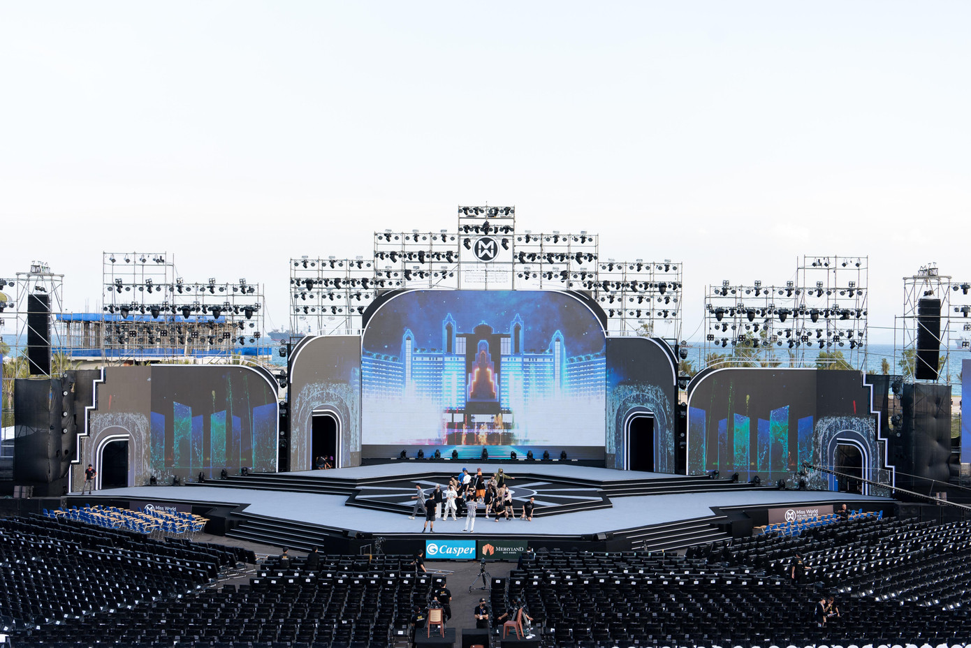 Sân khấu của đêm chung kết với sức chứa lên đến 15.000 khán giả. Sân khấu của đêm chung kết với sức chứa lên đến 15.000 khán giả.