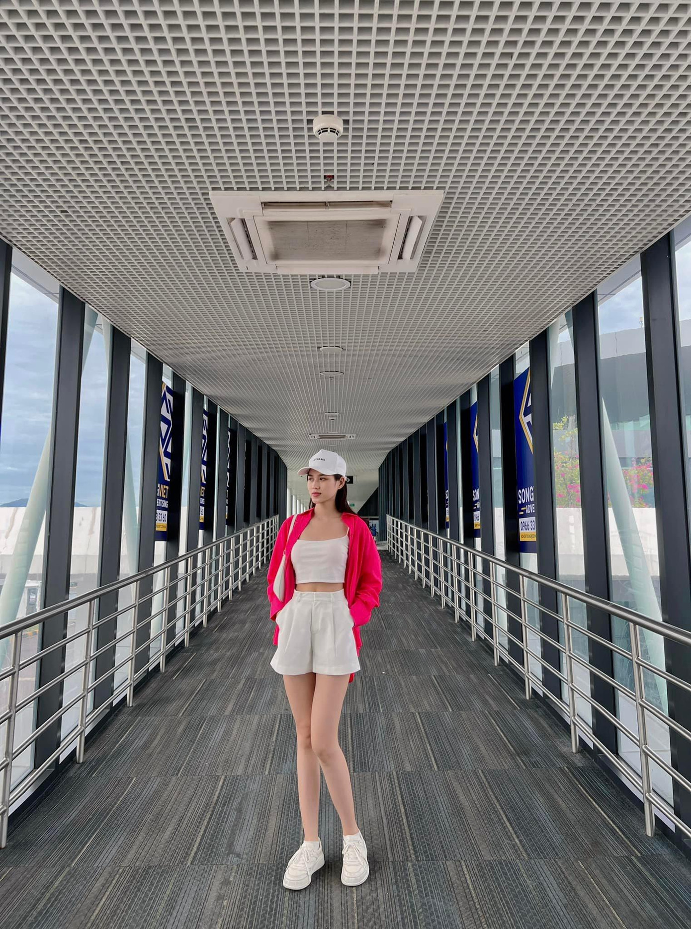 Hoa hậu Đỗ Thị Hà diện trang phục năng động, khoe đôi chân dài 1m1 ở sân bay.