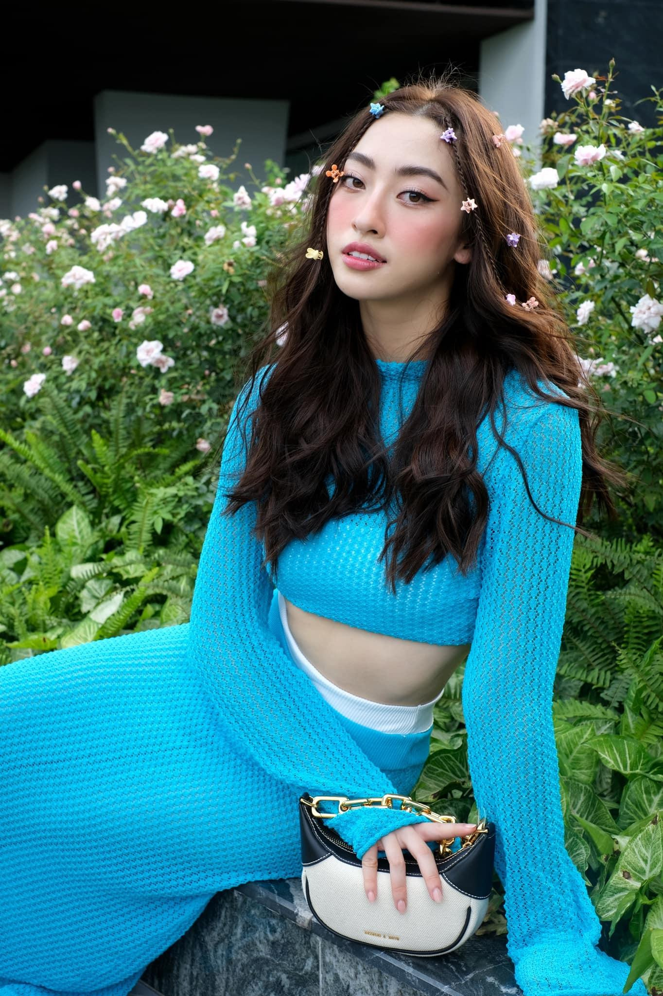 Hoa hậu Lương Thuỳ Linh ngọt ngào nhưng vẫn không kém phần quyến rũ.