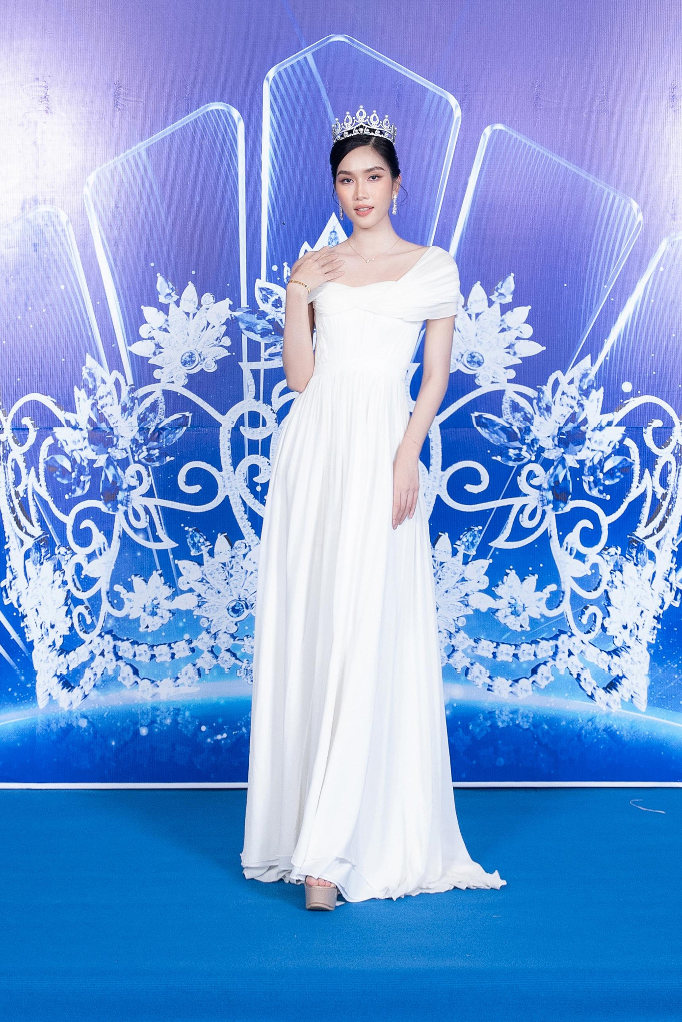 Á hậu Phương Anh diện bộ váy xuông ngọt ngào và nữ tính.