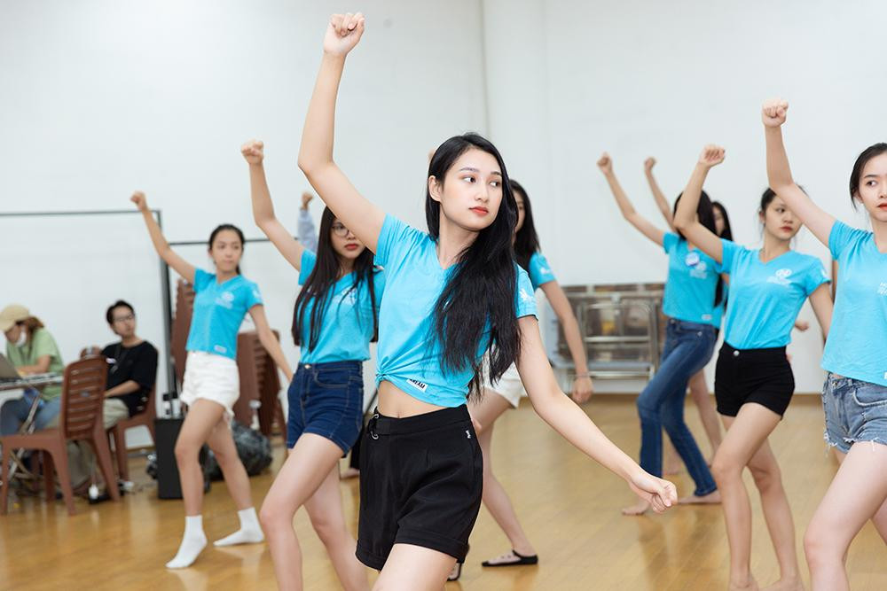 Các thí sinh hào hứng cho đêm chung kết sắp tới.