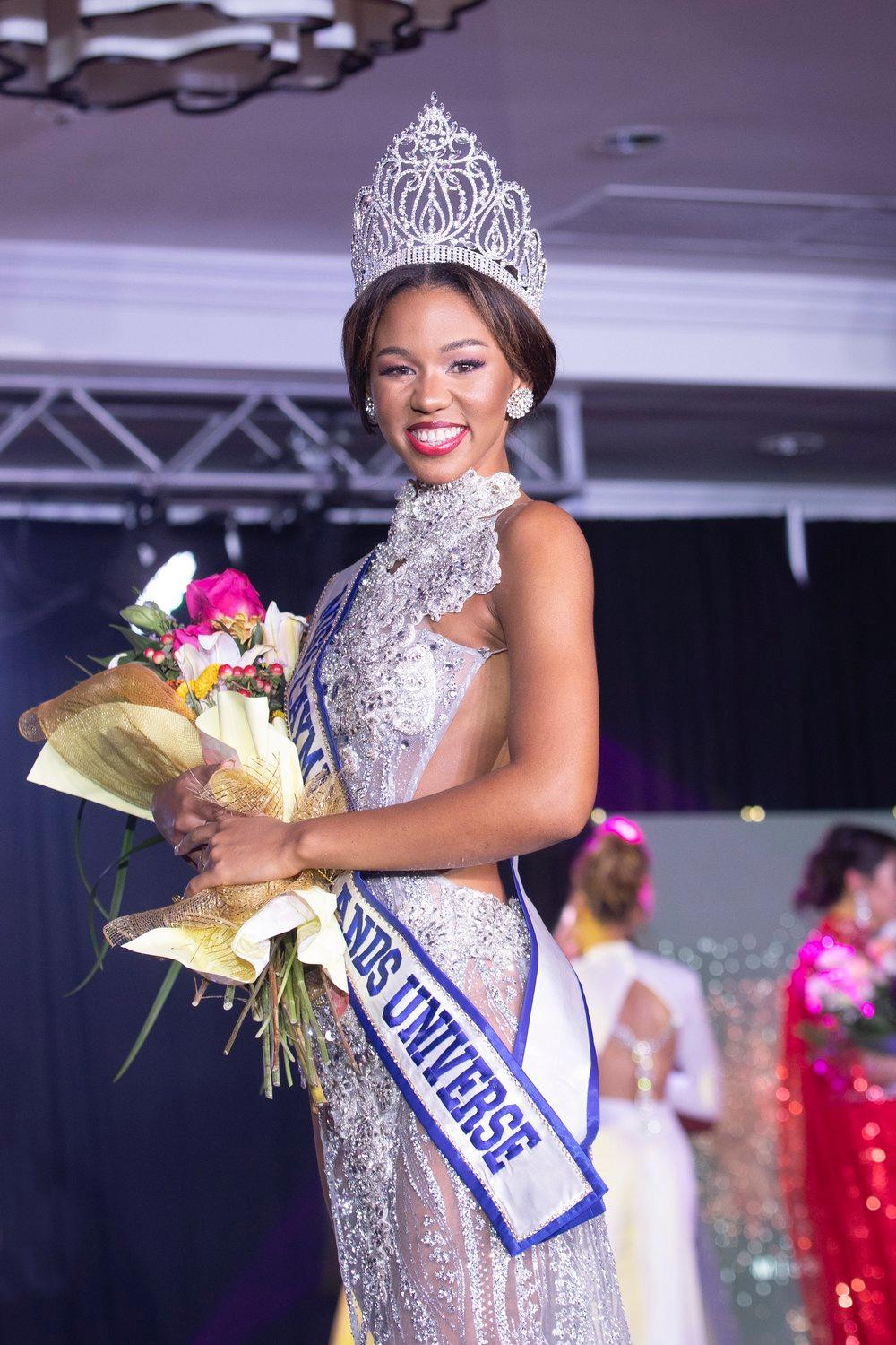 Tiffany LeAnn Conolly đăng quang Hoa hậu Hoàn vũ Cayman Islands 2022.