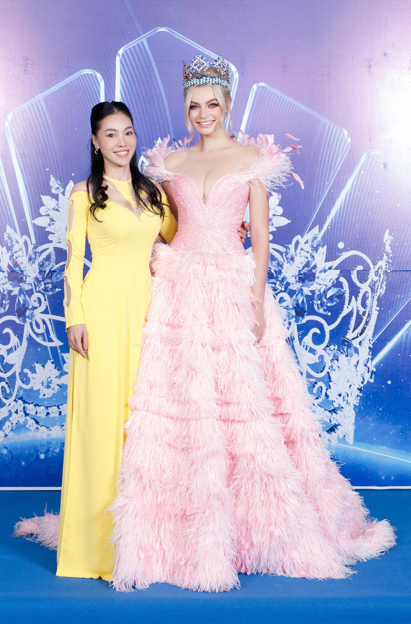 Miss World 2021 Karolina và bà Phạm Kim Dung - chủ tịch Miss World Vietnam.