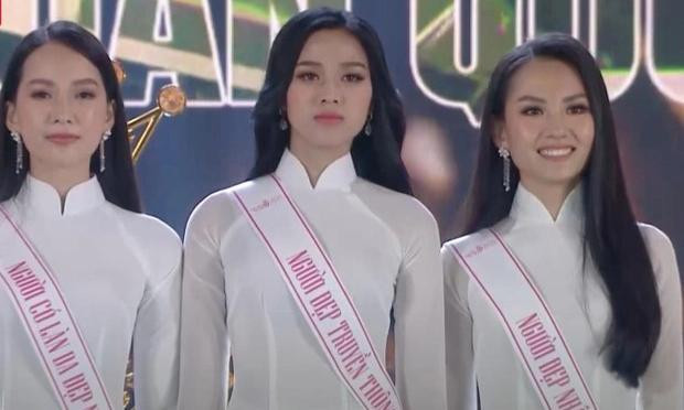 Mai Phương và Đỗ Thị Hà cùng nắm tay hồi hộp chờ công bố danh hiệu Hoa hậu.