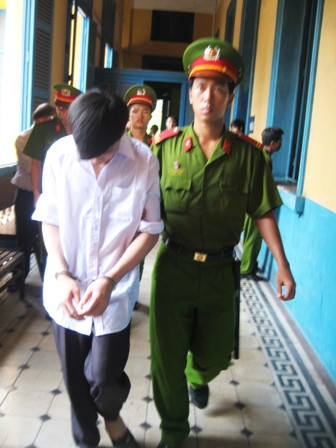 Các bị cáo rời phòng xử. 