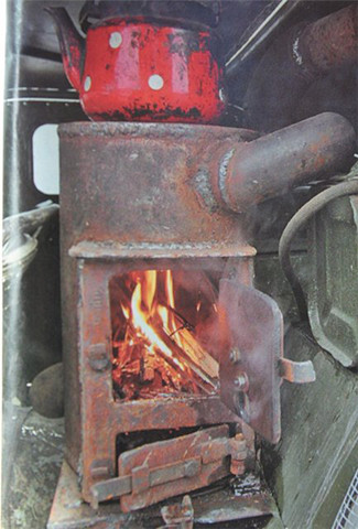 Trên xe còn có một bếp lửa để 