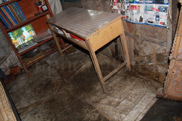 Sau mỗi trận mưa dột, để chống lầy lội, bao tải được lót dưới nền đất. Ảnh: Trường Phong