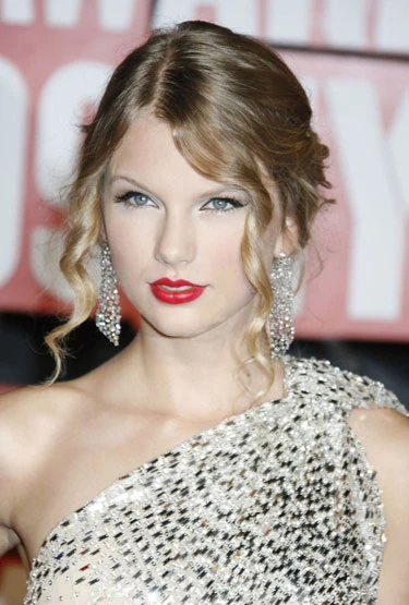 Swift đẹp lộng lẫy với đôi môi đỏ mọng, cặp mắt mèo vẽ đậm phối rất hài hòa với đôi bông tai lấp lánh cỡ lớn