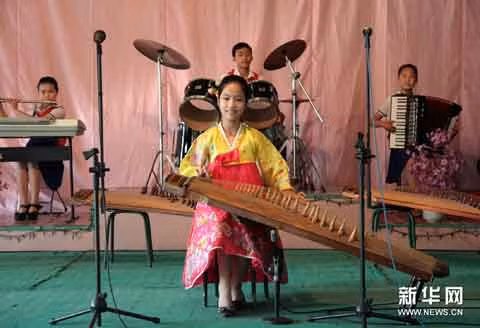 Những học sinh này đang say sưa biểu diễn với nhạc cụ. Bạn bè quốc tế từng rất ngạc nhiên và thán phục trước tài chơi nhạc cụ của những 