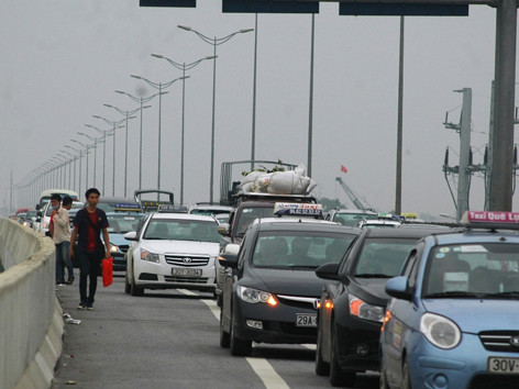 Ngày 2/9 vừa qua, ngay cả trên đường cao tốc trên cao tại Hà Nội cũng xảy ra ùn tắc. ảnh: Sỹ Lực