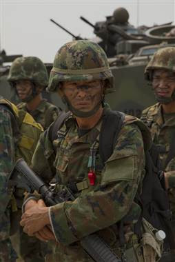 Thủy quân lục chiến Thái Lan chờ chỉ thị