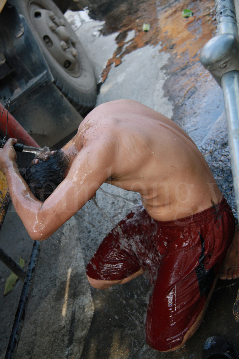 Trên xe có dự trữ vài thùng nước. Sau khi xong việc, công nhân sẽ dội qua làm sạch người, thay quần áo rồi về công trường. Ảnh: Trường Phong