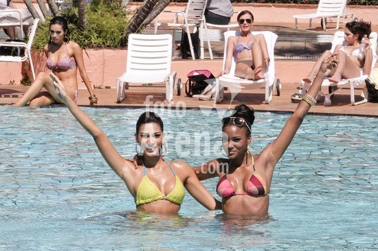 Hoàng My ngồi trên bờ (bên trái). Trong khi các thí sinh chỉ xuống bể bơi để tạo dáng thì cô là người duy nhất dám bơi dưới nước