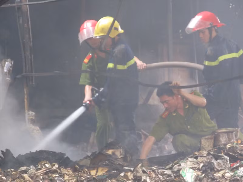 Lực lượng cứu hỏa tiếp tục xử lý những điểm cháy nhỏ còn sót lại. Ảnh: Xuân Liêm