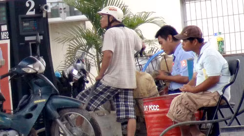 Người pha chế xăng dỏm hoạt động công khai tại một cây xăng ở hương lộ 80, P.Bình Hưng Hòa B, Q.Bình Tân, TP.HCM Ảnh