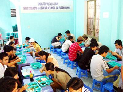 Quán cơm 2.000 của mệ Hiếu là điểm đến cho nhiều thí sinh và gia đình nghèo trong những ngày lều chõng Quán cơm 2.000 của mệ Hiếu là điểm đến cho nhiều thí sinh và gia đình nghèo trong những ngày lều chõng