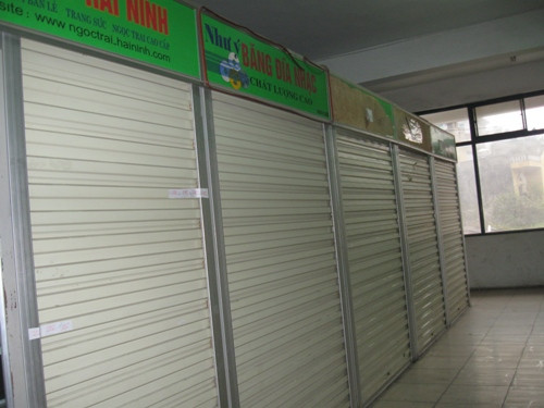 Nhiều quầy hàng tại TT Thương mại OCD Plaza (chợ Ô Chợ Dừa cũ) đã đóng cửa nhiều tháng nay vì không có khách (Ảnh: M.N). Nhiều quầy hàng tại TT Thương mại OCD Plaza (chợ Ô Chợ Dừa cũ) đã đóng cửa nhiều tháng nay vì không có khách (Ảnh: M.N)