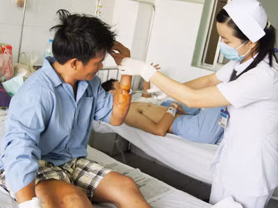 Anh Tiên đang được các bác sỹ chăm sóc vết thương. Anh Tiên đang được các bác sỹ chăm sóc vết thương