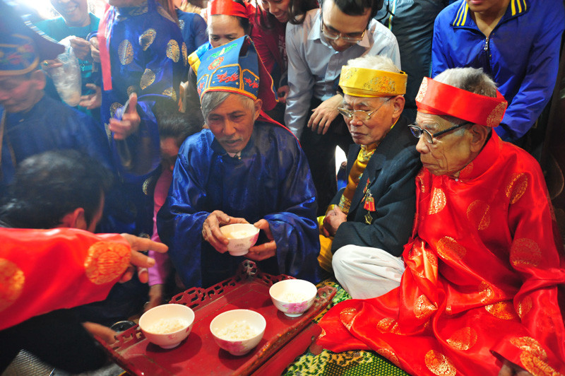 Sau đó được các ông trong ban giám khảo cân nhắc chấm điểm