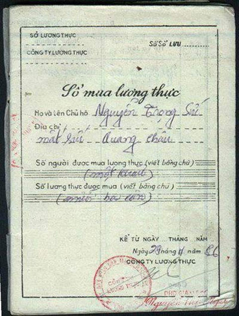 Sau gần 30 năm, đất nước Việt Nam đã thay đổi rất nhiều, nhưng những hình ảnh về thời bao cấp chắc hẳn vẫn còn sống mãi trong ký ức của nhiều người. Đối với thế hệ 8X, đặc biệt là thế hệ 9X, thật khó có thể hình dung và cảm nhận được một cách trọn vẹn về giai đoạn lịch sử này.Đây là sổ mua lương thực (sổ gạo), hồi ấy viên chức Nhà nước được cấp sổ để mua một lượng gạo nhất định trong 1 tháng. Thuật ngữ 