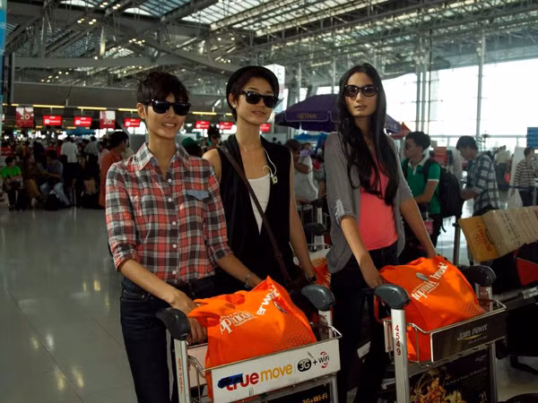Top 3 Vietnam's Next Top Model 2011 lên đường sang Thái Lan