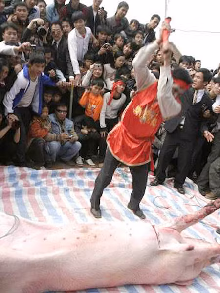 Những hình ảnh về lễ hội chém lợn gây xôn xao cộng đồng mạng. Ảnh: Blog AnhN