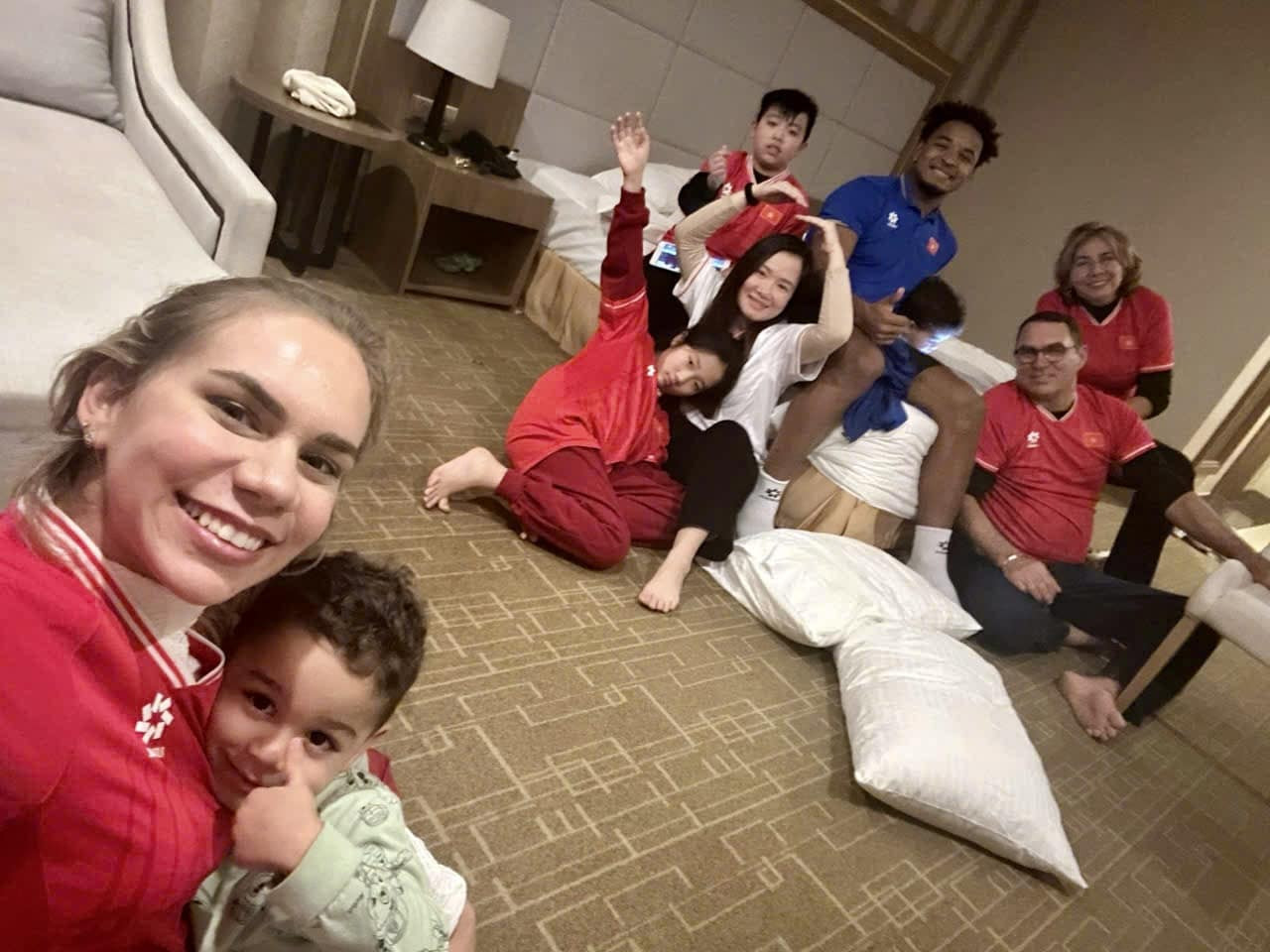 Chị Huyên (áo trắng) cùng gia đình Xuân Son tới Phú Thọ cổ vũ cho nam cầu thủ và đội tuyển Việt Nam tại trận bán kết lượt về ASEAN Cup 2024. Chị Huyên (áo trắng) cùng gia đình Xuân Son tới Phú Thọ cổ vũ cho nam cầu thủ và đội tuyển Việt Nam tại trận bán kết lượt về ASEAN Cup 2024.