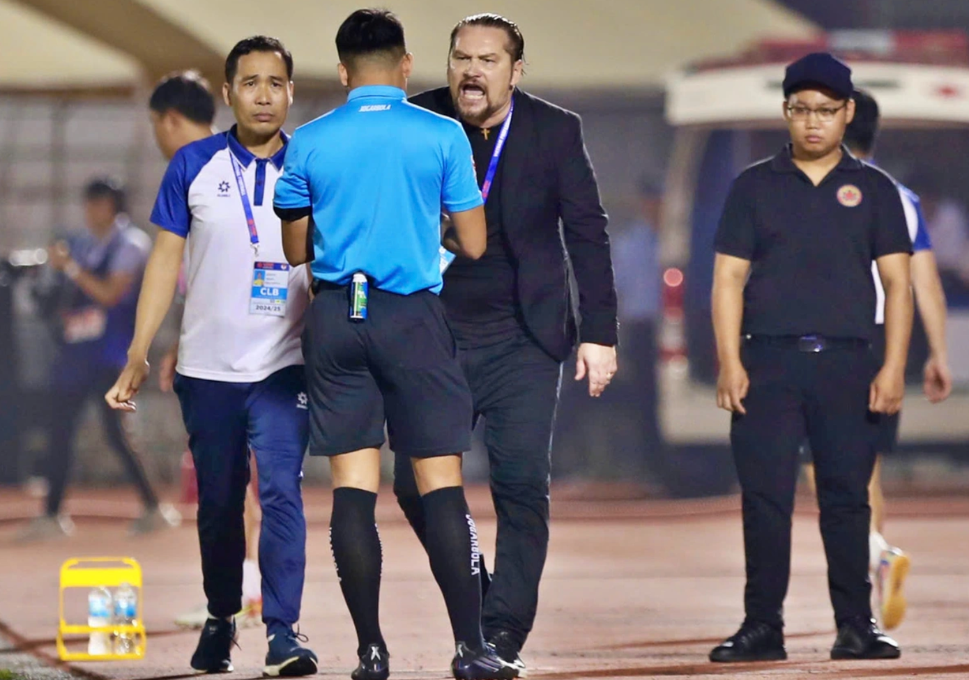 Thanh Hoá cho rằng ông Popov đá chai nước để...phản ứng cầu thủ nhưng lý lẽ này không được chấp nhận (ảnh TTO)