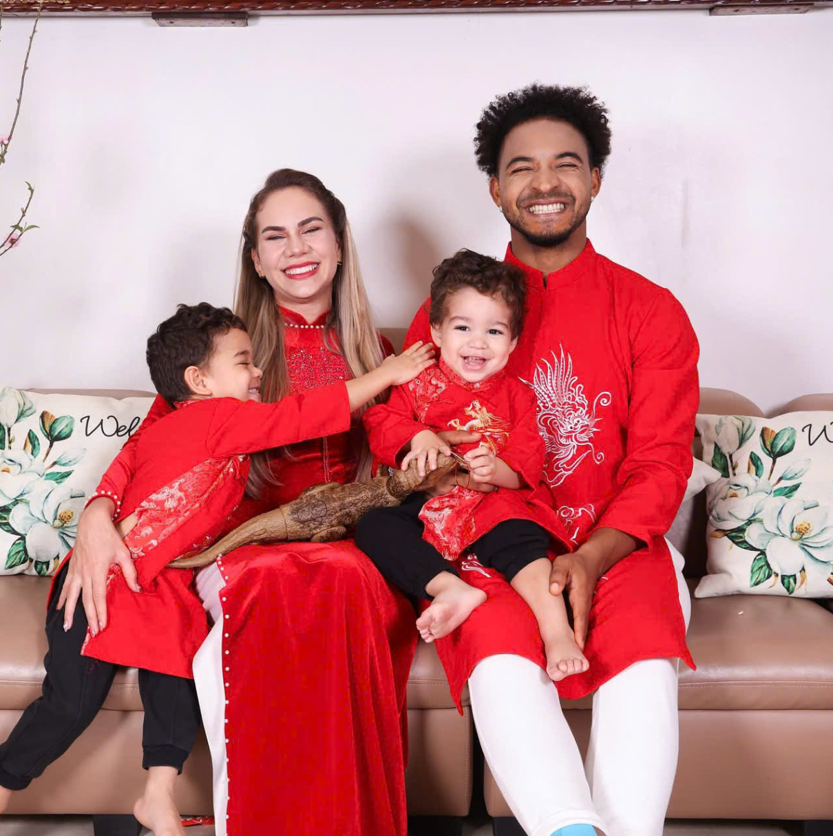 Nguyễn Xuân Son hạnh phúc bên vợ và 2 con trong ngày Tết Nguyên đán (ảnh FBNV)