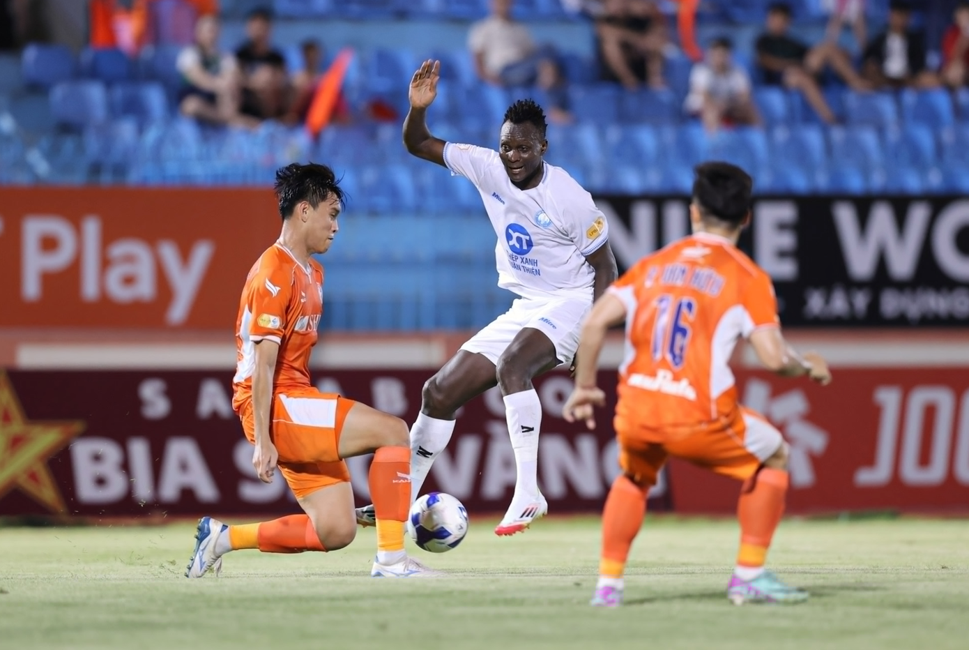 SHB Đà Nẵng và Quảng Nam vừa nhận được động viên tinh thần của bầu Hiển cho cuộc đua trụ hạng (ảnh Anh Tú)