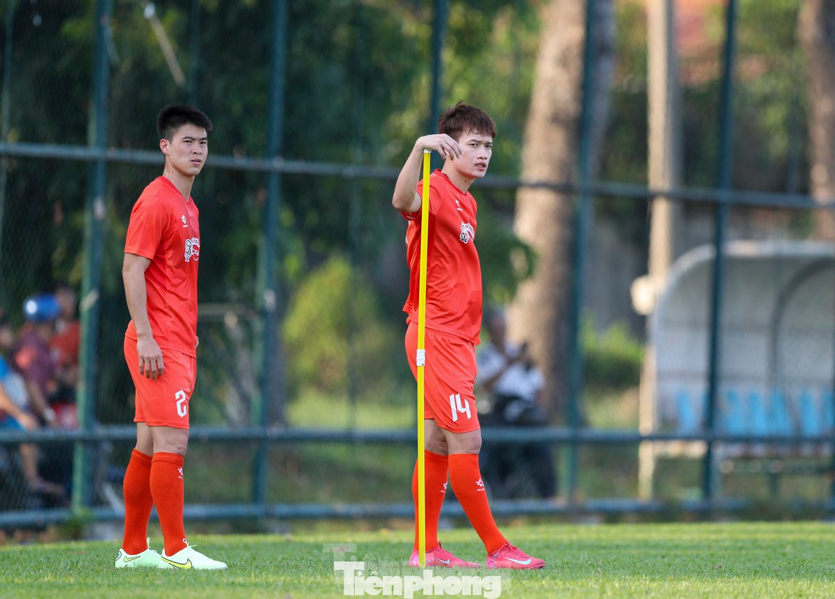 Sức ép sẽ tăng lên với đội tuyển Việt Nam nếu hàng tiền vệ lại chơi không tốt Sức ép sẽ tăng lên với đội tuyển Việt Nam nếu hàng tiền vệ lại chơi không tốt