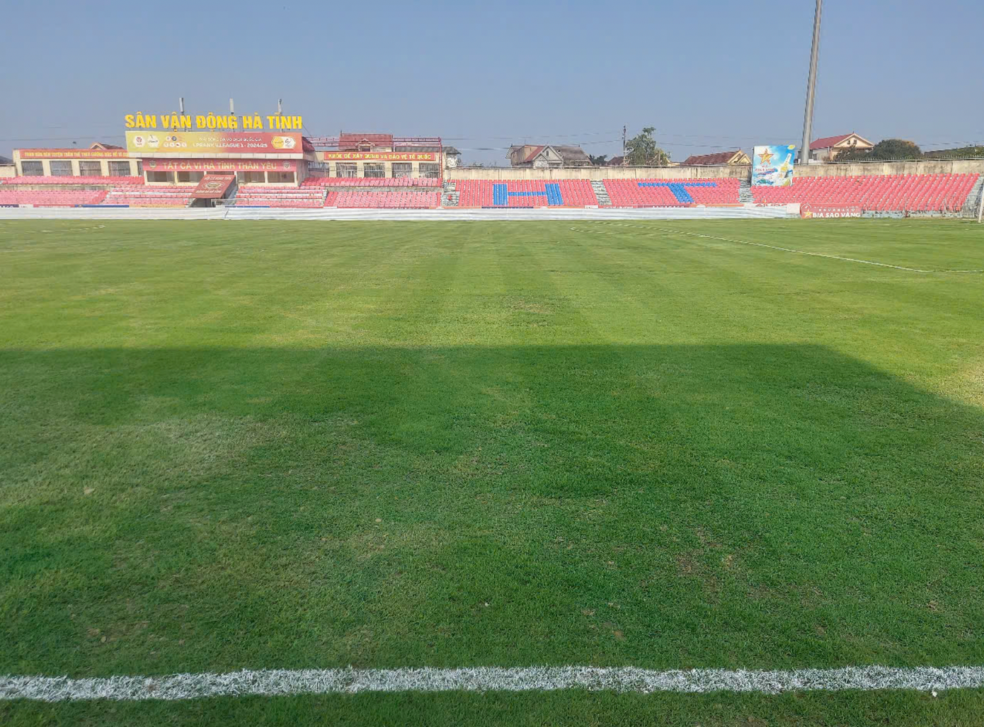 Mặt cỏ sân Hà Tĩnh đã xanh đẹp hơn nhiều so với thời điểm cận Tết Nguyên đán 2024 (ảnh M.N) Mặt cỏ sân Hà Tĩnh đã xanh đẹp hơn nhiều so với thời điểm cận Tết Nguyên đán 2024 (ảnh M.N)