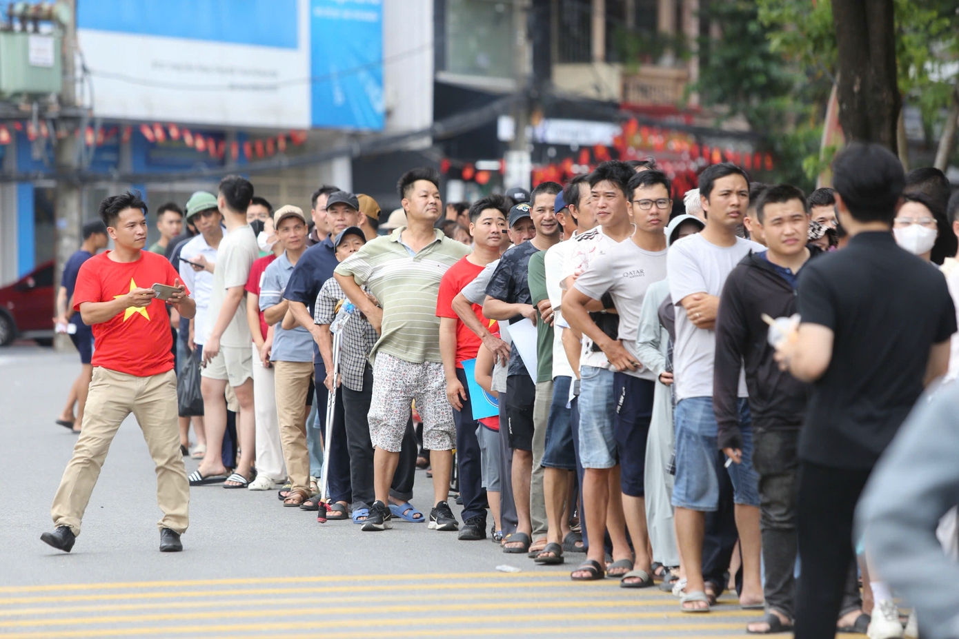 Nam Định đã trước đó đã vô địch sớm 1 vòng đấu bằng trận thắng 2-0 Quảng Nam ở vòng 25. Điều này không ngăn cản đông đảo CĐV thành Nam vẫn đến sân Thiên Trường cổ vũ cho thầy trò HLV Vũ Hồng Việt ở trận đấu chiều nay.
