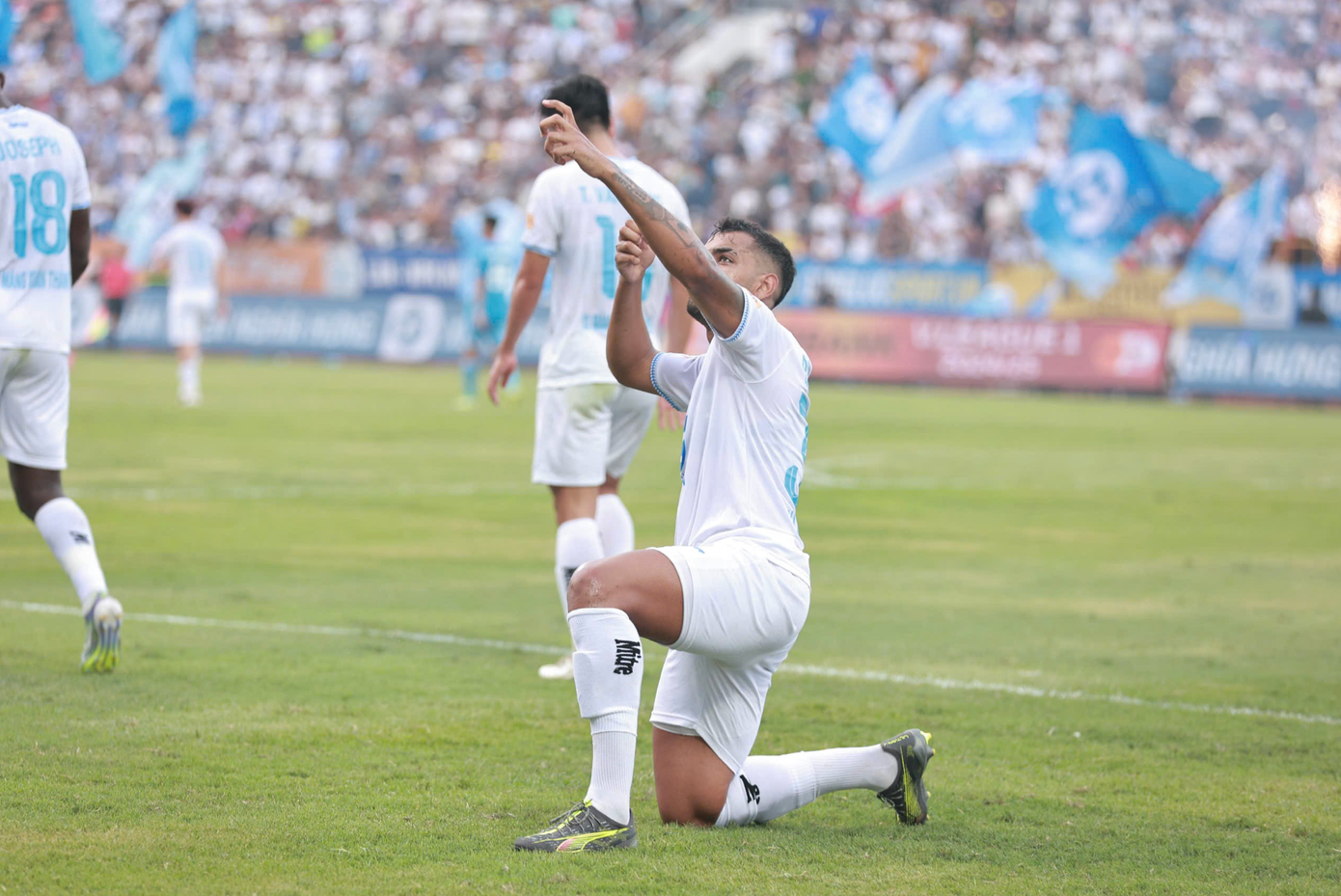 Khi vắng Nguyễn Xuân Son vì chấn thương, Nam Định vẫn có ngoại binh khác thay thế. Lần này là Brenner với pha đá phạt 11m thành công đem lại chiến thắng 1-0 cho Nam Định. Với kết quả này, thầy trò HLV Vũ Hồng Việt kết thúc mùa giải ở vị trí số 1, giành 57 điểm. Họ bỏ xa đội Á quân CLB Hà Nội tới 8 điểm.