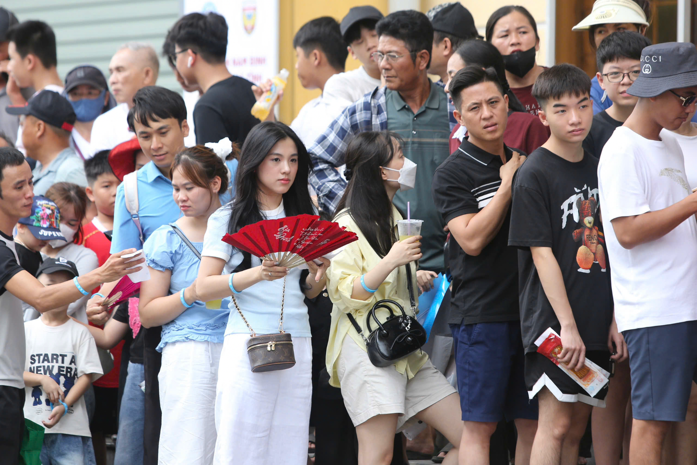 CĐV Nam Định xếp hàng vào sân, nhiều trong số này là thanh niên. Nam Định vẫn nổi tiếng là địa phương yêu bóng đá.