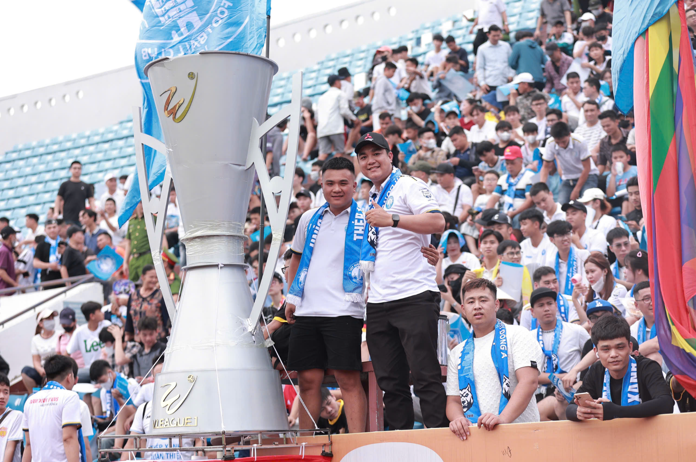 Khán đài sân Thiên Trường đặc biệt đông vui, nhộn nhịp tạo nên một không khí phấn khích và lôi cuốn.