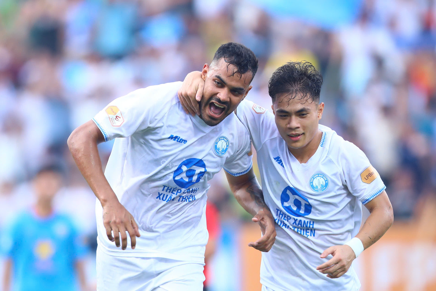 Nhờ nguồn lực đầu tư lớn, Nam Định sở hữu dàn ngoại binh chất lượng. Nhờ những ngôi sao như Nguyễn Xuân Son, Hendrio...đội bóng thành Nam giành chức vô địch mùa trước, Siêu cúp quốc gia và lần thứ 2 đăng quang.