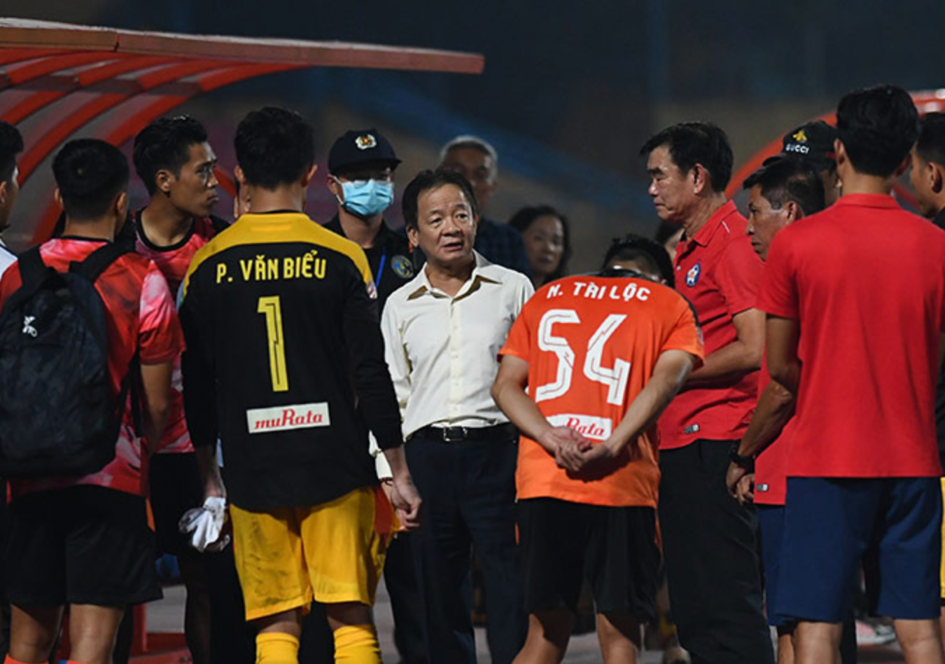 Bầu Hiển động viên SHB Đà Nẵng sau một trận thua Hà Nội. Tình cảm có thể chia đều? Bầu Hiển động viên SHB Đà Nẵng sau một trận thua Hà Nội. Tình cảm có thể chia đều?