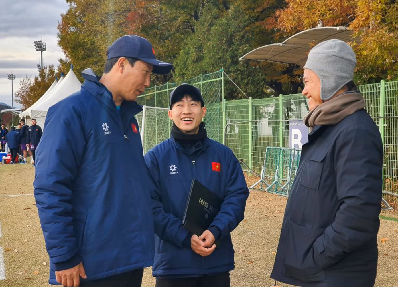 Phó chủ tịch VFF Trần Anh Tú trao đổi với HLV Kim Sang-sik trong chuyến tập huấn trước ASEAN Cup 2024 tại Hàn Quốc của đội tuyển Việt Nam.