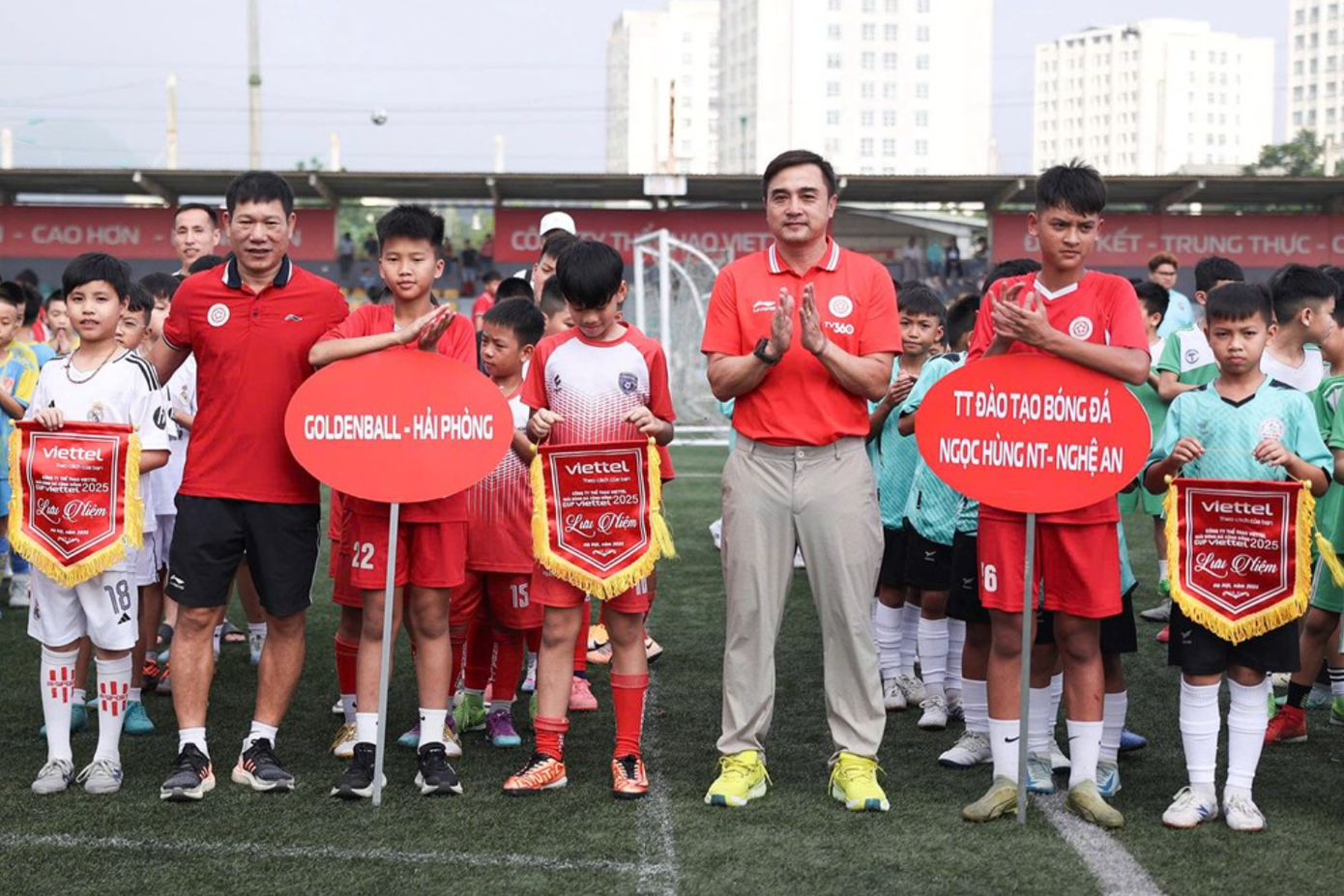 Cựu danh thủ Thể Công, GĐKT Nguyễn Đức Thắng trong buổi tuyển chọn các cầu thủ nhí Cựu danh thủ Thể Công, GĐKT Nguyễn Đức Thắng trong buổi tuyển chọn các cầu thủ nhí